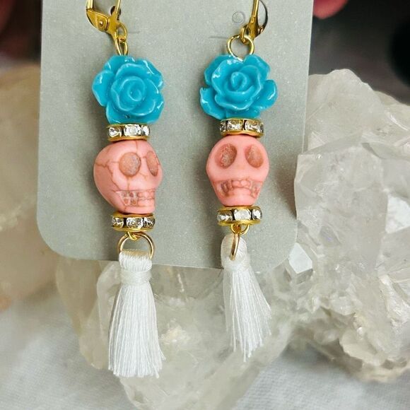 Howlite Scull Day Of the Dead Halloween Dangle Earrings - Picture 3 of 6